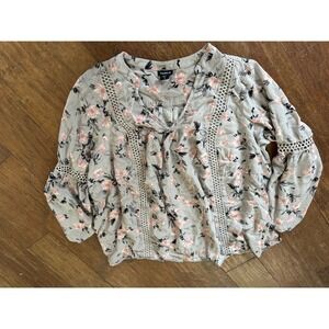 Torrid Grey Floral Lace Trim Babydoll Blouse Pink Rose V-Neck Rayon Top Size 1